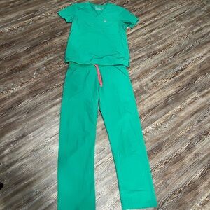 Figs women’s scrub set surgical green technical collection—top S / pants M